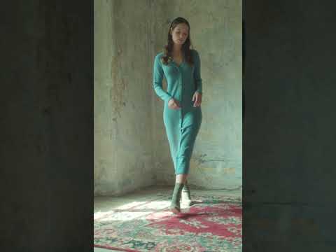 Video: CM6267 Sukienka sweterkowa z guzikami - niebieska