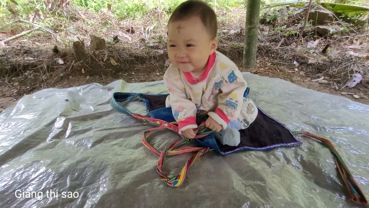 Single mother takes palm leaves to make house and bakes cassava to eat portion 3  | Giàng thị sao