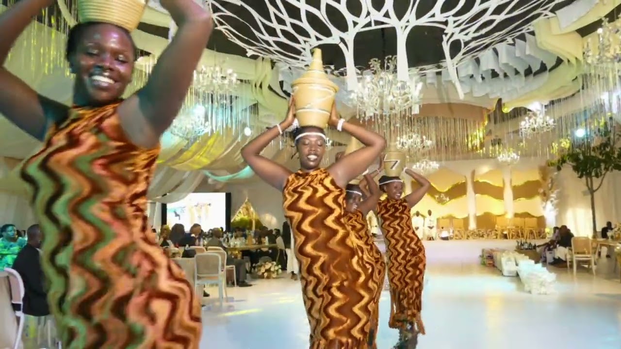 Impundu Cultural Group zataramiye abari mugusaba ingabire ibyishimo birabasaga