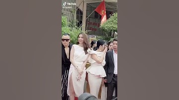 Vũ Khắc Tiệp cứ ôm Ngọc Trinh hoài híc