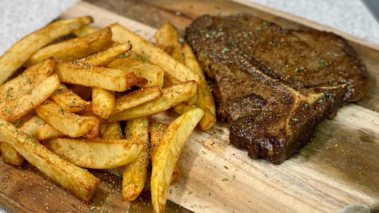 Steak d'entrecôte au poivre et frites maison