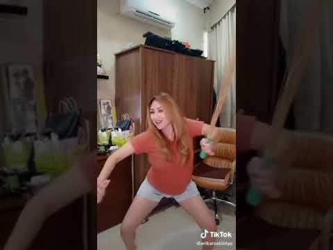 TANTE NYA SIAPA NIH.JOGET NYA GEMESIN