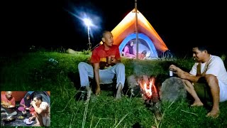 camping in the vast grasslands, eating and drinking coffee while enjoying the gentle breeze