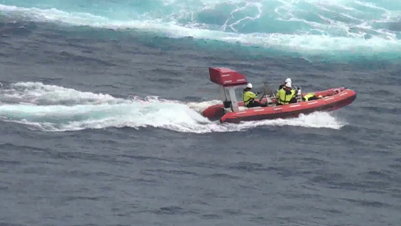 Norwegian Star rescues the Avenir sailboat in the Atlantic Ocean