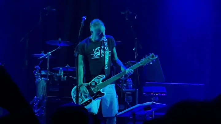 Peter Hook - Blue Monday - One of the coolest Bass Riffs