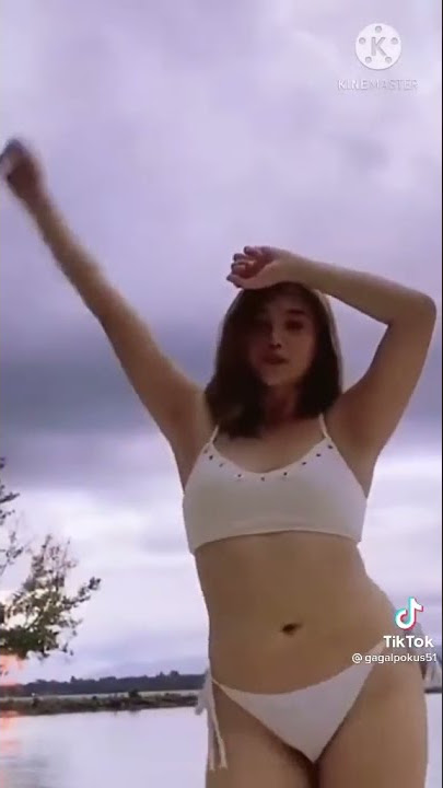 wanita goyang setengah bugil