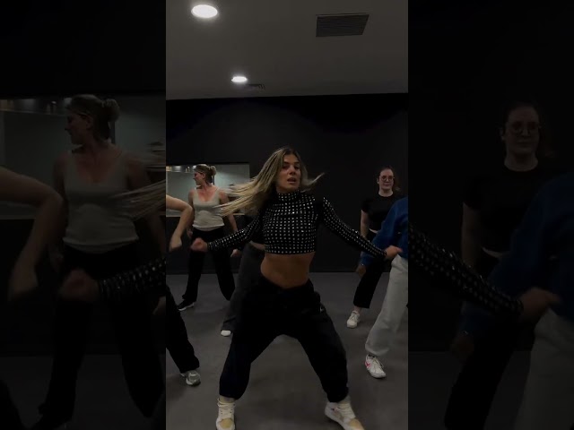I'M OUTTA LOVE - Anastacia (Levels Levels - James Fenwick Remix) par Julie Bentejac - JBDS Danceschool BORDEAUX
Cours de