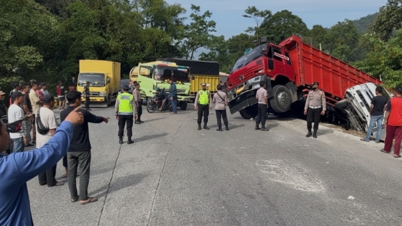 Innalillahi, Kecelakaan Beruntun Mengerikan Lalu Lintas Lumpuh Total di Tanjakan Sitinjau Lauik