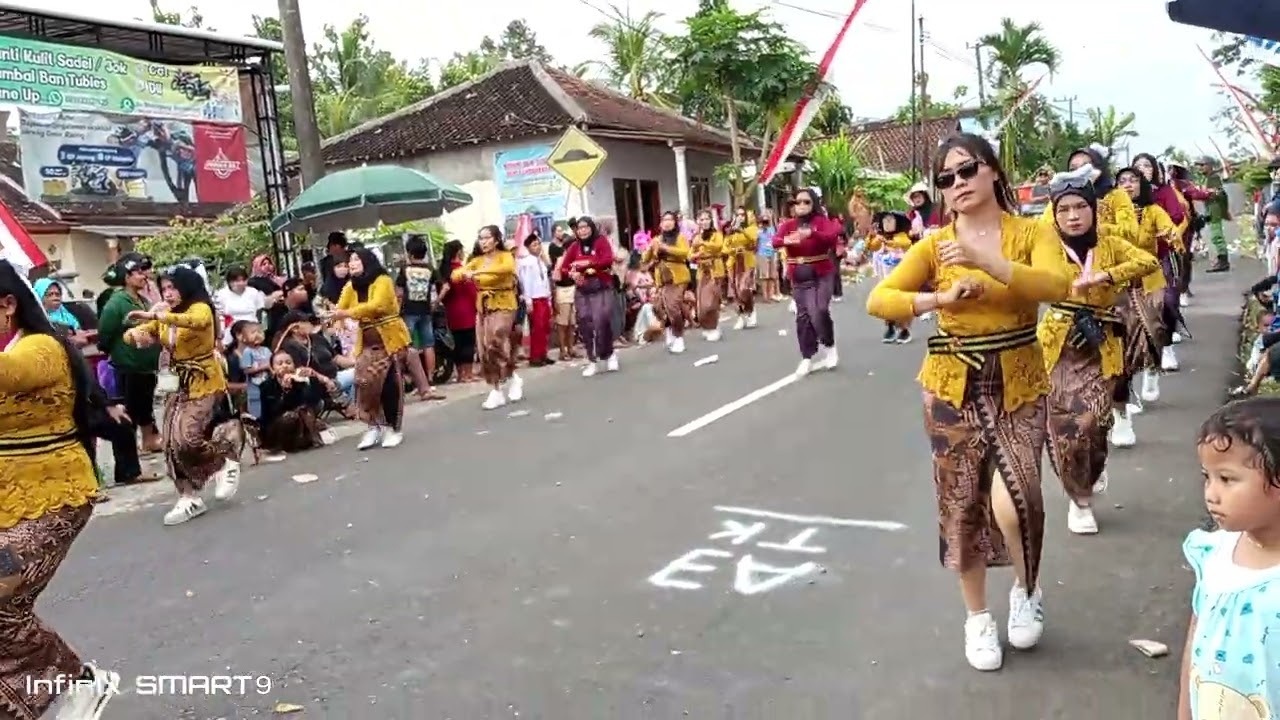 Emak emak rempong dusun Krajan desa Dasri. Karnaval budaya 20-8-2025