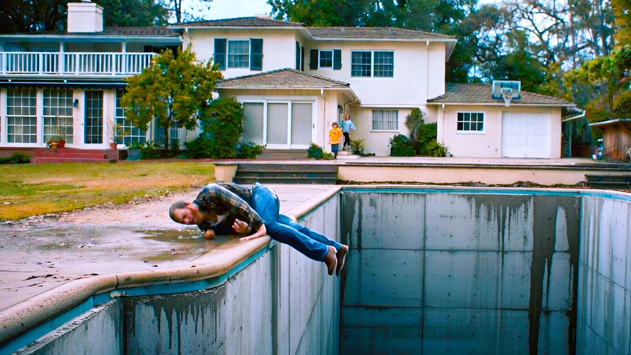 Семья покупает дом, не подозревая, что у БАССЕЙНА НЕТ ДНА