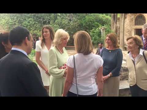 Στο κέντρο της Αθήνας, ο πρίγκιπας Κάρολος και η Καμίλα