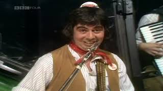 The Wurzels - Combine Harvester (Top Of The Pops 1976)
