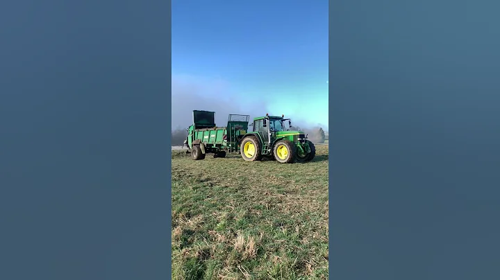 John Deere mit Tebbe Miststreuer