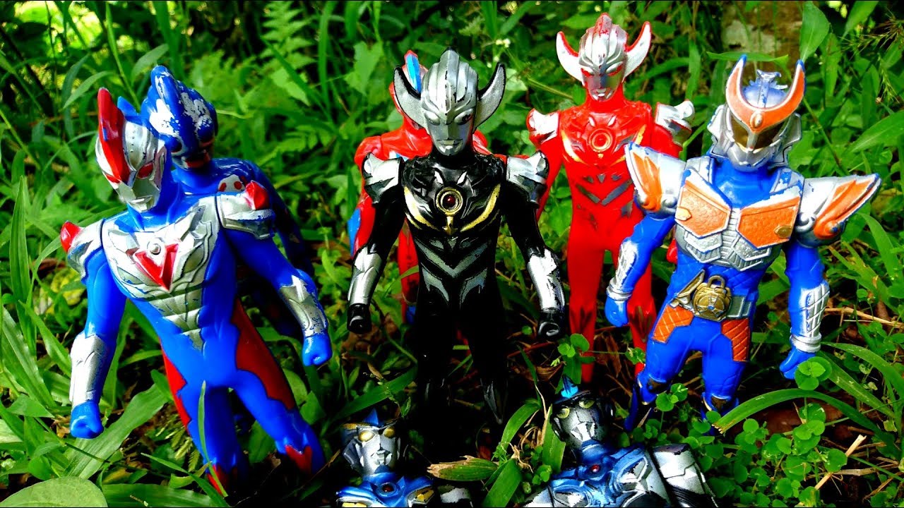 Menemukan Banyak Mainan  Robot Ultraman  Ultraman  Ribut 