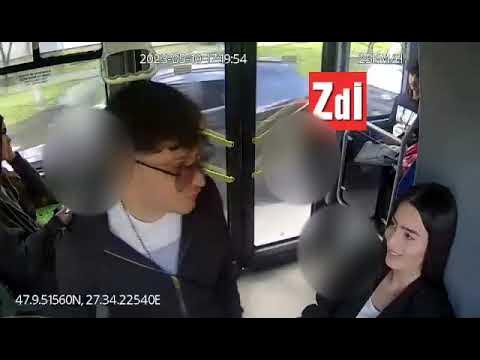 Bataie in autobuz pentru o fata