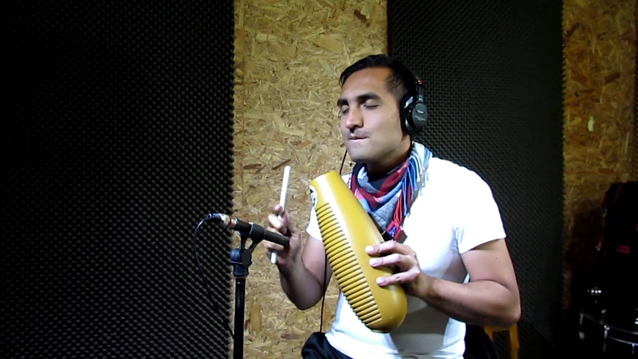 Deiby Jaimes grabando guiro salsa YouTube