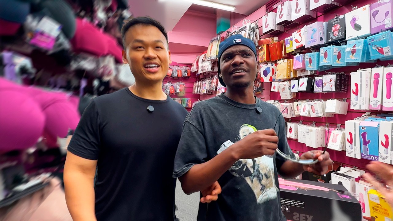 Primeira vez na 25 com Paulo Chinês e fui parar num SEX SHOP