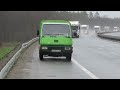 Renault Master 1980 auf nasser Autobahn