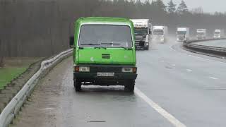 Renault Master 1980 auf nasser Autobahn