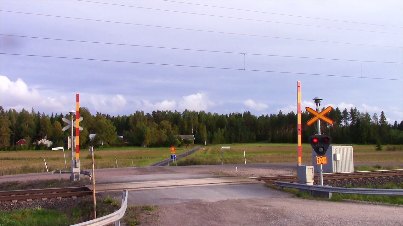 T 3503 Kumilansuolla ja IC 928 Uudentalontien tasoristeyksellä