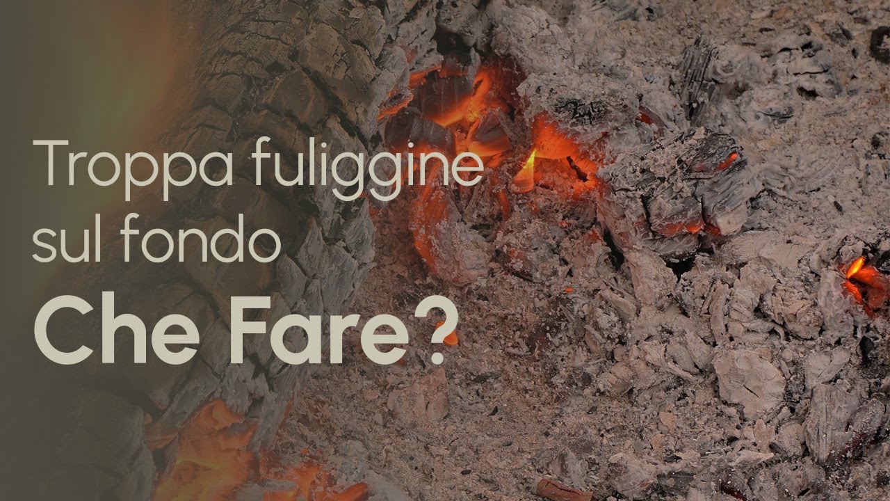 Fuliggine nera nella camera di combustione nella caldaia a gas Foto