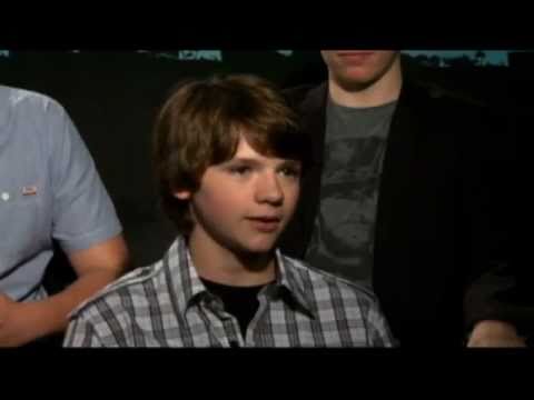 Joel Courtney, Riley Griffiths, & Others Chat Abou...