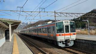 近江長岡駅を出発する東海道線311系普通電車