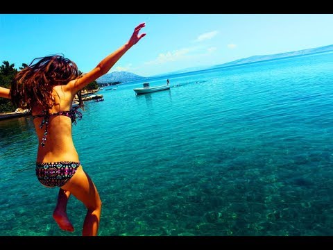 نيللي كريم تودع فصل الصيف بصور ة تماما في الشاطئ