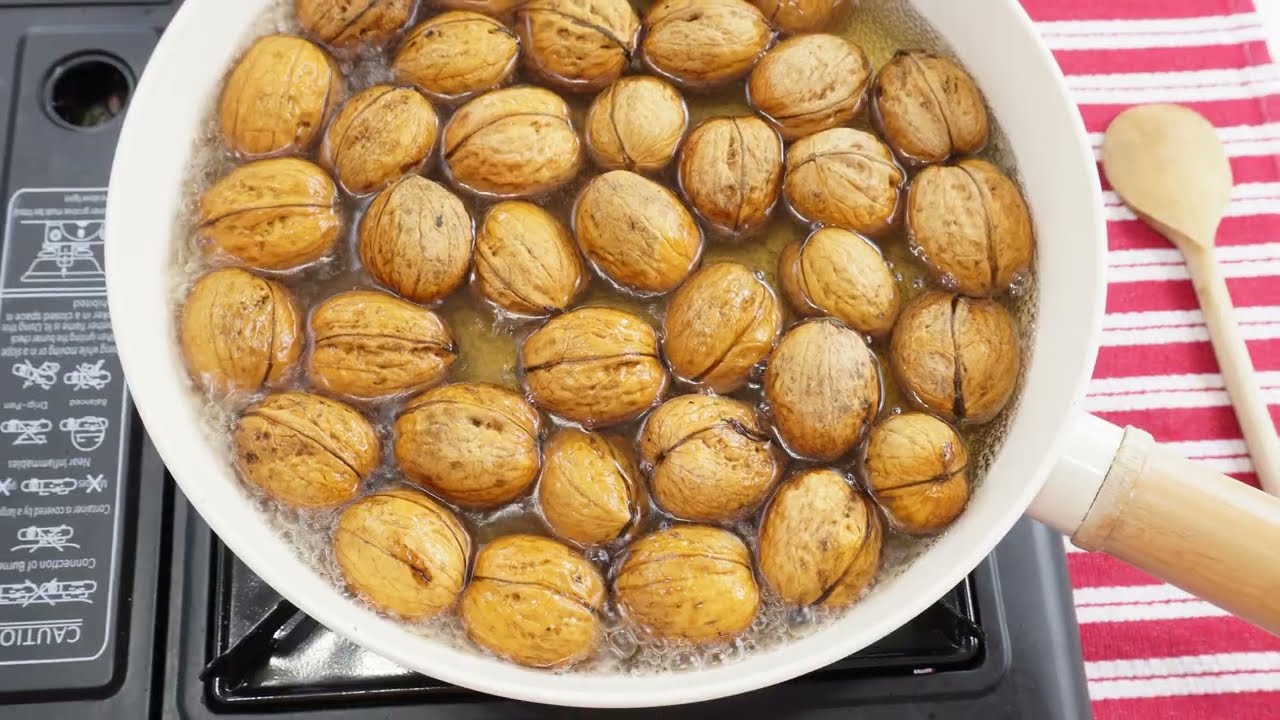 Опустите грецкие орехи в кипящую воду! Этот трюк всё изменит!