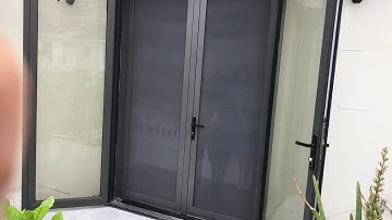 Cửa đi cánh mở lưới thép chống cắt và an toàn bảo vệ công tý hai thi