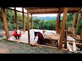 小伙为妻子建木屋，两人齐心协力，终于把地板全部安装完成。Wooden house floor.