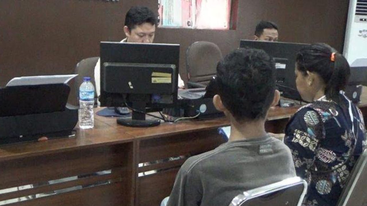 Sopir Angkot Ditusuk Preman karena Dipalak oleh Preman, Sang Istri Lapor Polisi camera iphone 8 plus apk