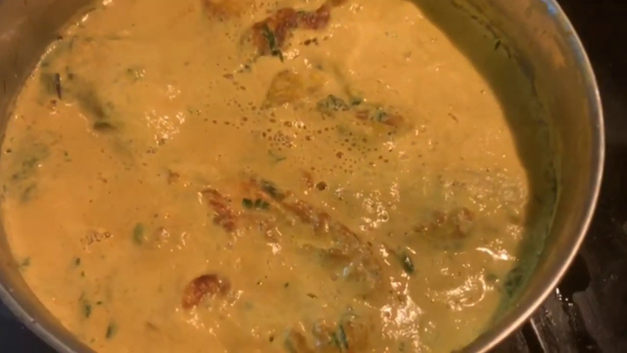 Narikel er dudh diye dim ranna // khub mojar abong sohoj recipe - YouTube