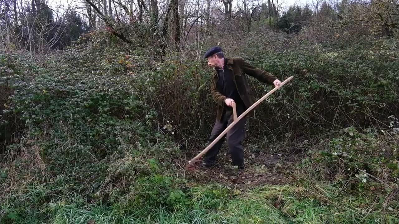 Fabriquer un manche de faux rustique - avec une serpe, une mèche à bois et  deux serre-joints 