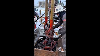 Drill Pipe Tipping Rig Hole #Rig #Pipes  #Drilling #Oil #Tripping