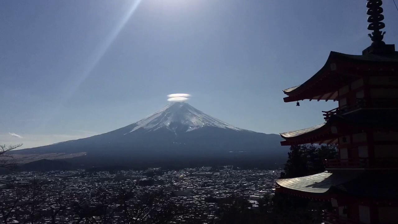 A lenticular cloud above Mount Fuji Timelapse - YouTube