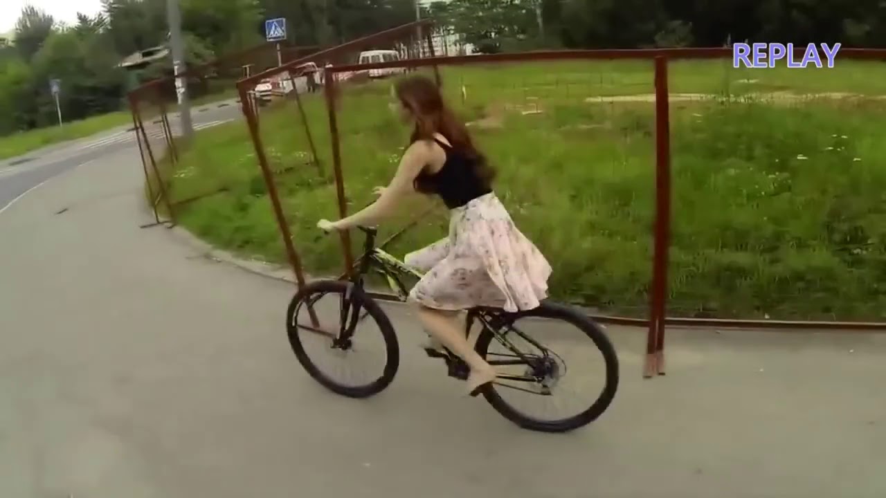 Девушка зацепилась трусами. Смешные велосипеды. Велосипед с фаллоимитатором. Девушка падает с велосипеда. Велосипед с членом