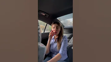 البنيه من تصعد تكسي 