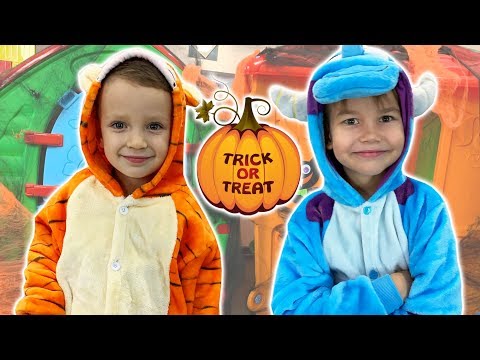 Видео: Vlad and Funny Dani playing Trick or Treat at Halloween
