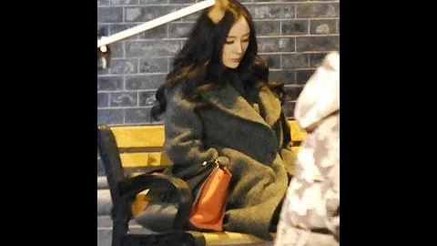杨幂Yang Mi挺孕肚深夜拍戏  刘恺威Hawick Lau裹爱妻衣服恩爱陪伴 - 天天要闻