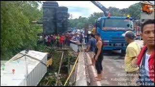 Evakuasi Truk bok yang jatuh di Jembatan Narmada Lombok