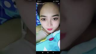 Si Cantik Azmy Lagi Live, Di Kasih Mawar Langsung Kecupin