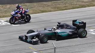 Льюис Хэмилтон-F1 CAR vs YAMAHA R1 SUPERBIKE!!