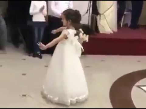 Küçük Kızdan Şaşırtan Kafkas Dansı