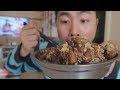 做了排骨焖饭，今天吃过瘾了，被骨汁焖熟的米粒，吃起来真爽Spareribs rice