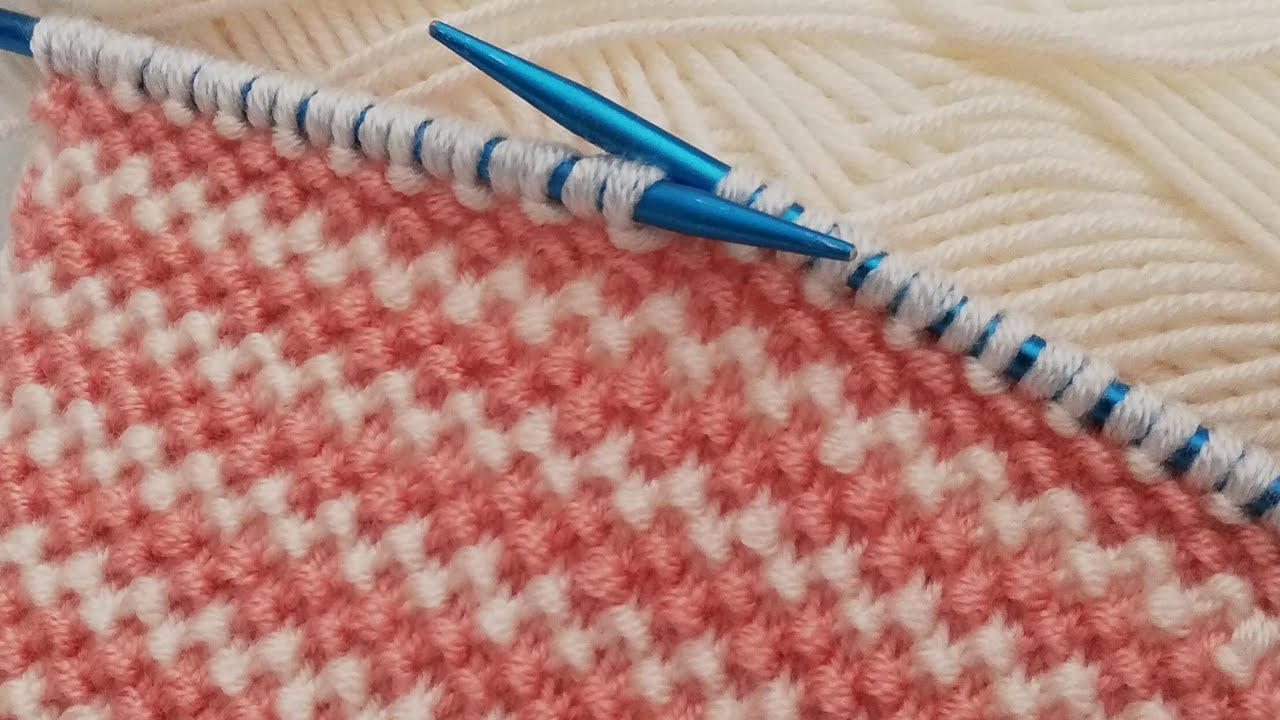 Описание простой модели вязания двумя спицами двух цветов.