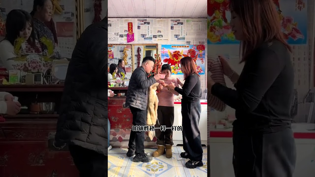 The third son brought his wife back and generously gave her money one by one. Don t yo