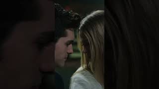 Uzay Gençlerin Öpücüğünü Bastı