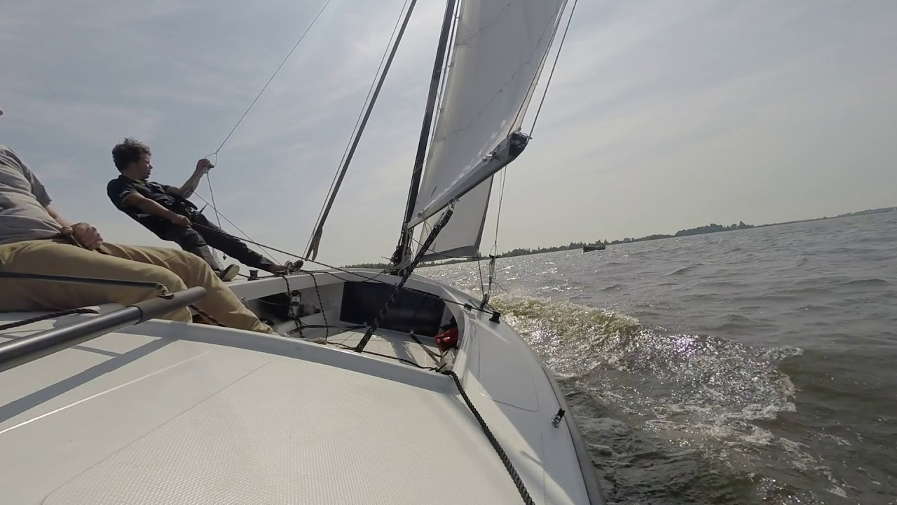 Valk met trapeze op de Fluessen, motorbootje wil niet opzij.