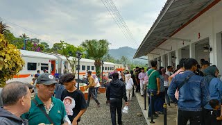 Stasiun Cipeundeuy seketika berubah menjadi seperti pasar !!